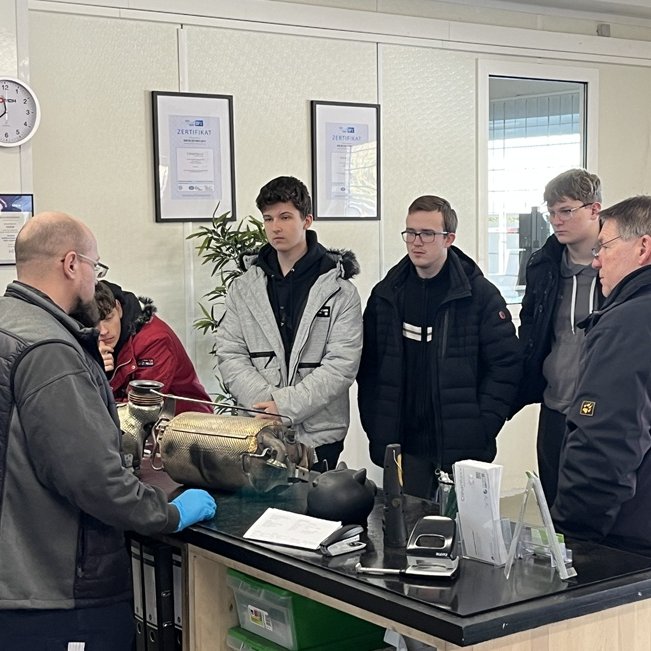 Berufsschulklasse zu Besuch – Technik trifft auf Neugier